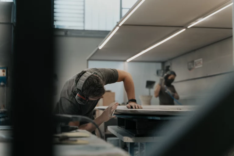 Videograaf van Downstreet Media filmt een vakman aan het werk