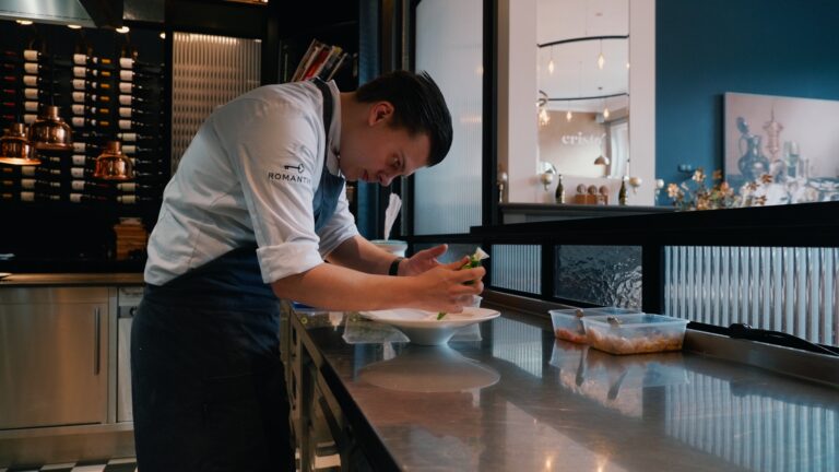 Chef-kok aan het werk tijdens de opnames voor Koks.nu
