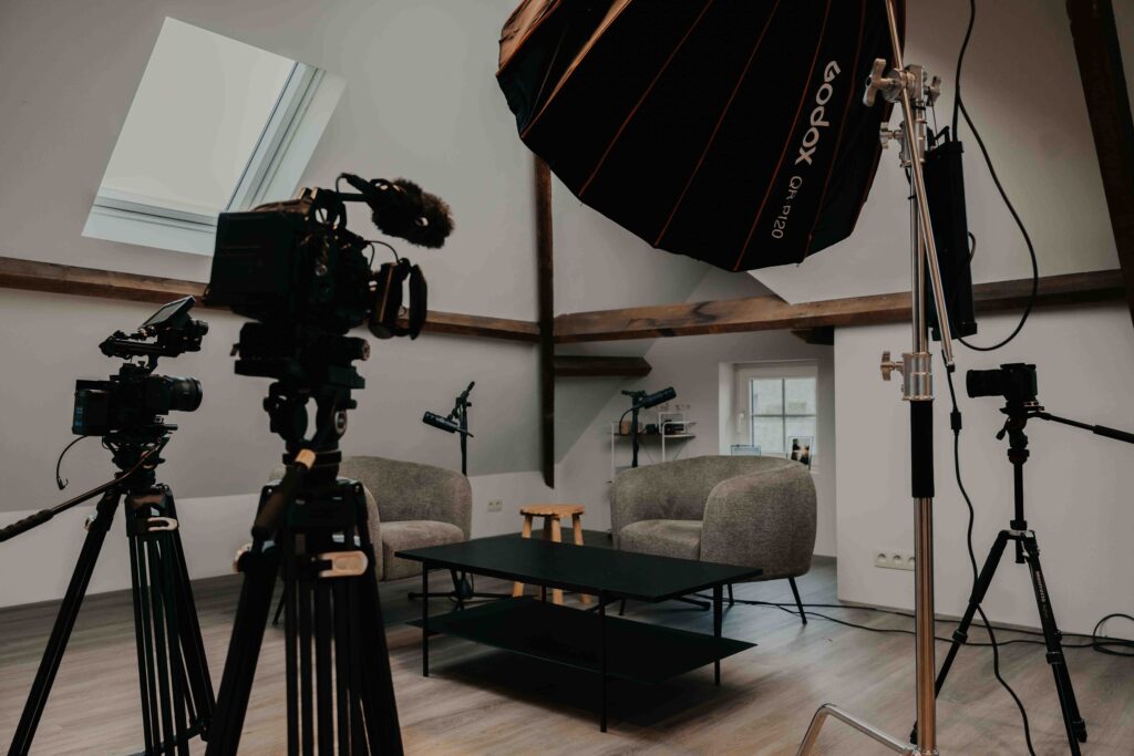 Podcaststudio van Downstreet Media in Tessenderlo-Ham met camera's, licht en twee fauteuils