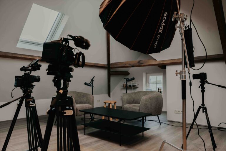 Podcaststudio van Downstreet Media in Tessenderlo-Ham met camera's, licht en twee fauteuils