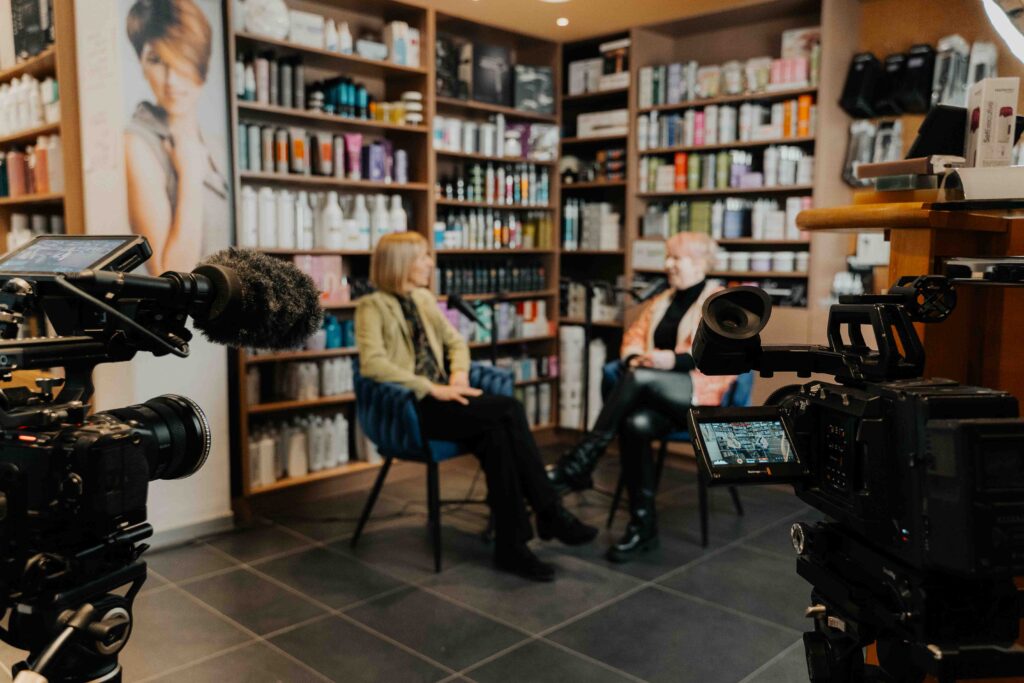 Opname van een videopodcast op locatie, met twee gasten voor de camera