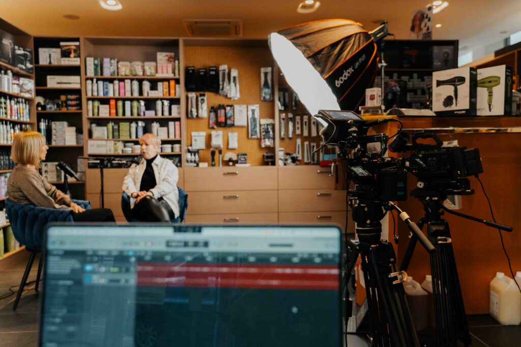 Camera en licht tijdens een videopodcast op locatie