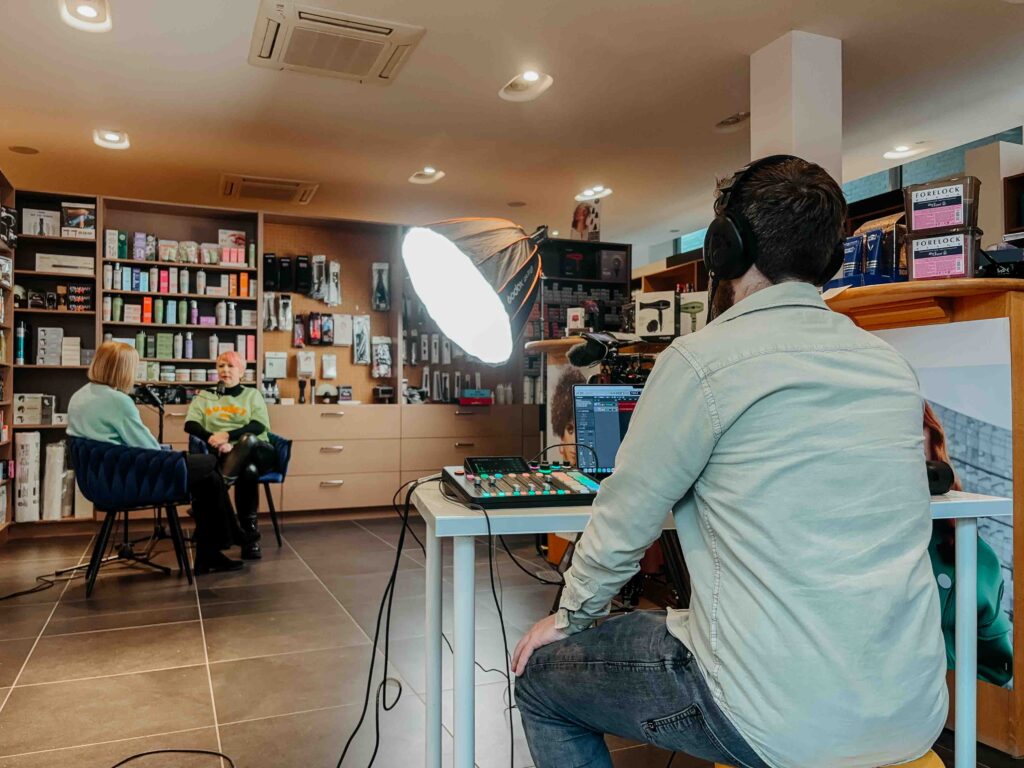 Tom van Downstreet Media volgt het geluid op tijdens een podcastopname op locatie