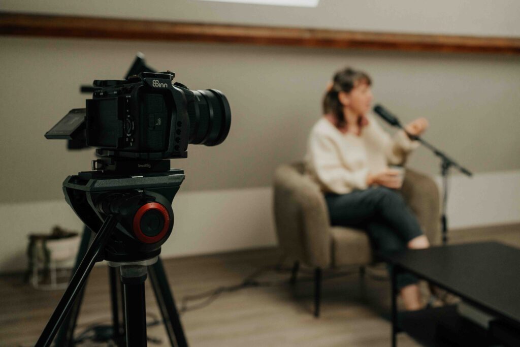 Opname van een videopodcast in de studio van Downstreet Media